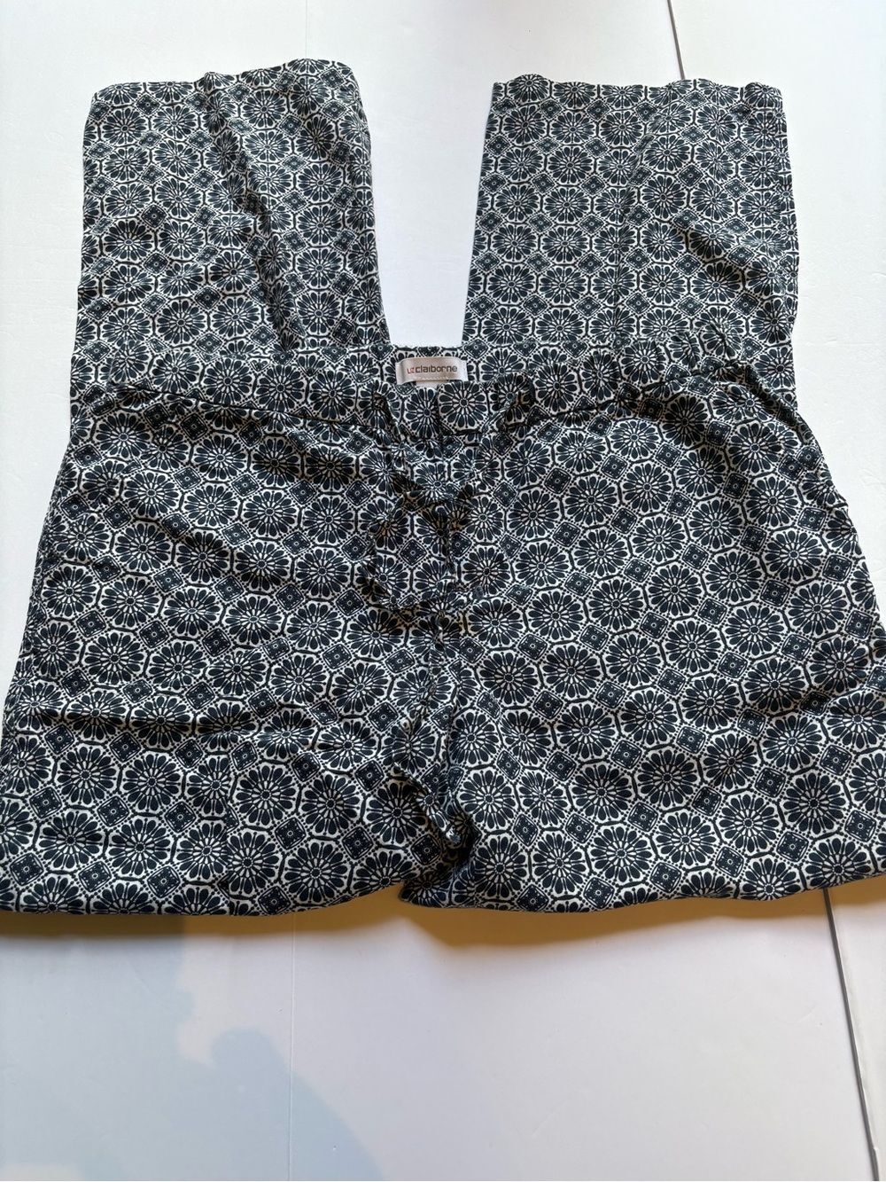 Liz Claiborne Navy Blue and White Floral Medallion Pants Size Medium
